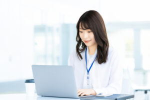 未経験可の事務スタッフ募集！ 専用端末入力・見積書作成など／土日休み・16：30終業